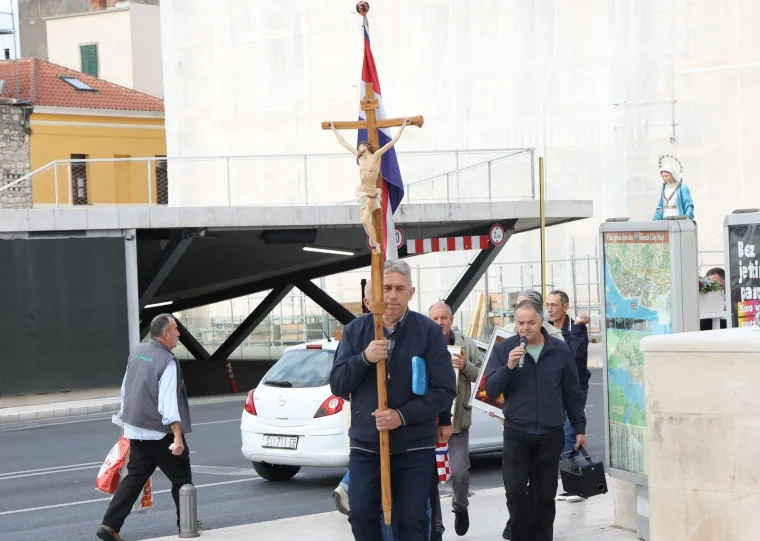 Klanjanjem odgovorili na Noć vje&scaron;tica, jutros ponovno molitelji na trgovima