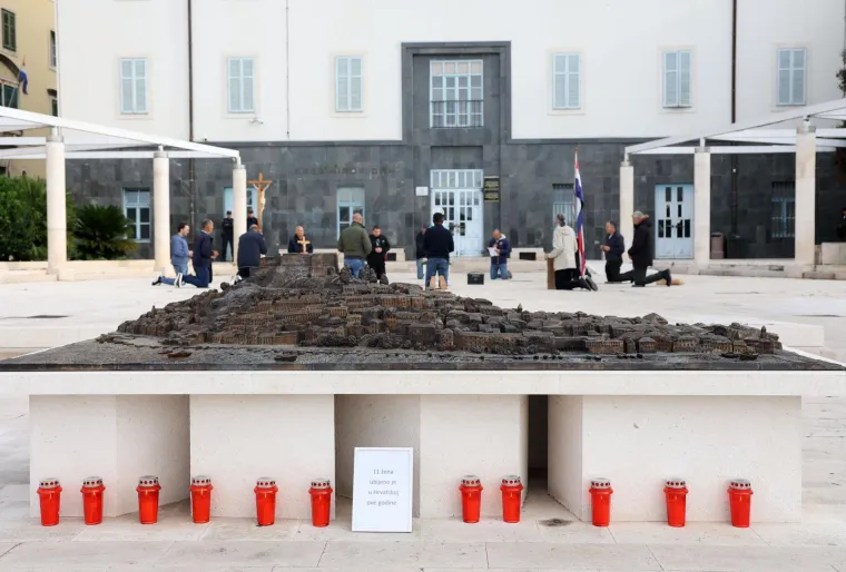 Klanjanjem odgovorili na Noć vje&scaron;tica, jutros ponovno molitelji na trgovima