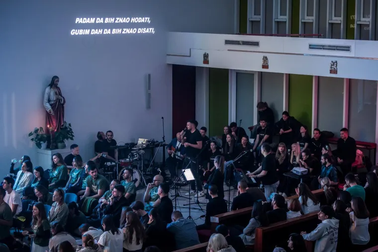 Klanjanjem odgovorili na Noć vje&scaron;tica, jutros ponovno molitelji na trgovima