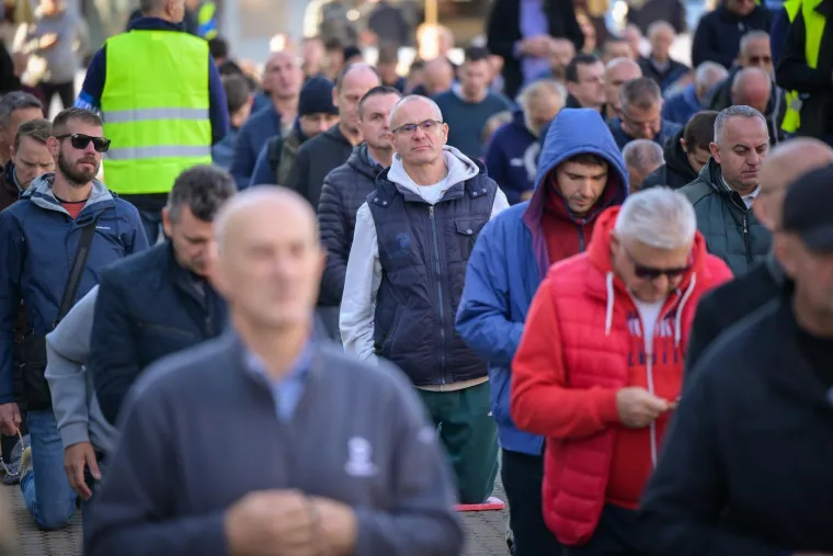 Klanjanjem odgovorili na Noć vještica, jutros ponovno molitelji na trgovima