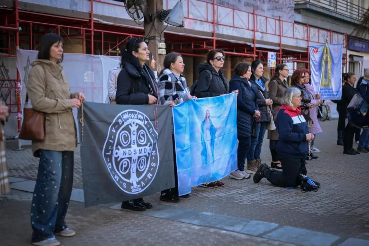 Klanjanjem odgovorili na Noć vje&scaron;tica, jutros ponovno molitelji na trgovima