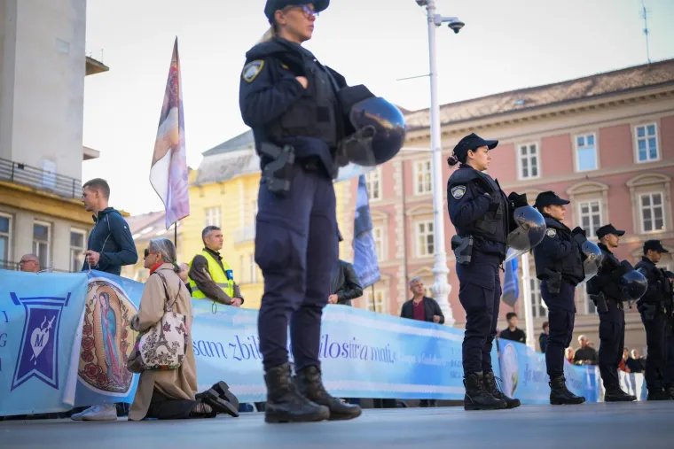 Klanjanjem odgovorili na Noć vje&scaron;tica, jutros ponovno molitelji na trgovima