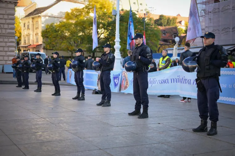 Klanjanjem odgovorili na Noć vje&scaron;tica, jutros ponovno molitelji na trgovima