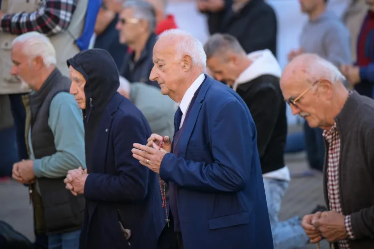 Klanjanjem odgovorili na Noć vje&scaron;tica, jutros ponovno molitelji na trgovima