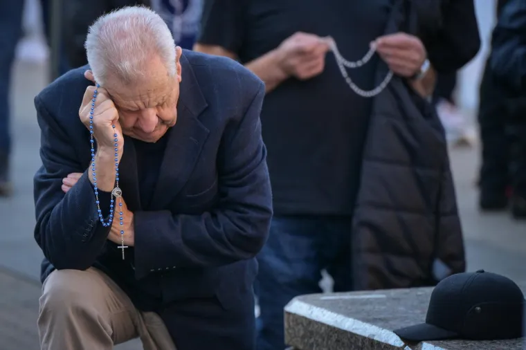 Klanjanjem odgovorili na Noć vje&scaron;tica, jutros ponovno molitelji na trgovima