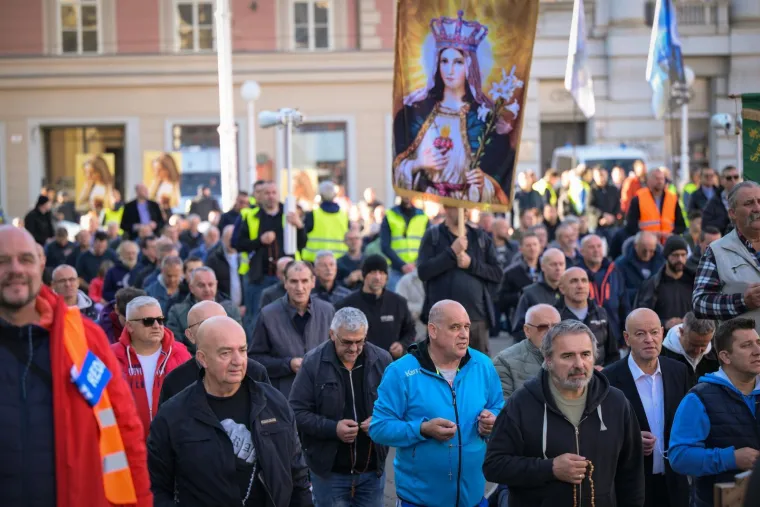 Klanjanjem odgovorili na Noć vještica, jutros ponovno molitelji na trgovima