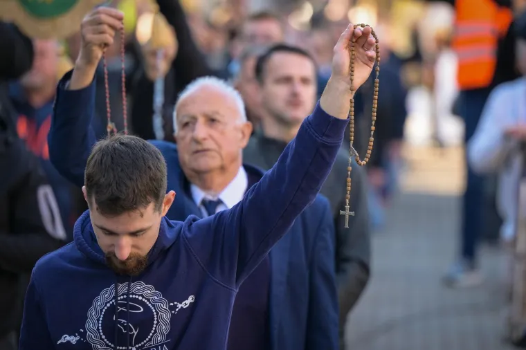 Klanjanjem odgovorili na Noć vje&scaron;tica, jutros ponovno molitelji na trgovima