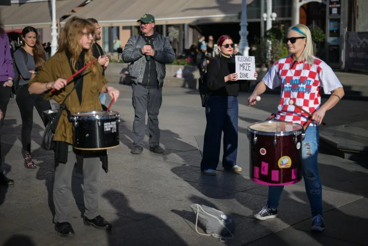 Klanjanjem odgovorili na Noć vje&scaron;tica, jutros ponovno molitelji na trgovima