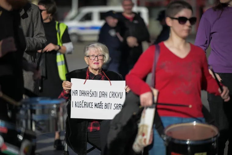 Klanjanjem odgovorili na Noć vje&scaron;tica, jutros ponovno molitelji na trgovima