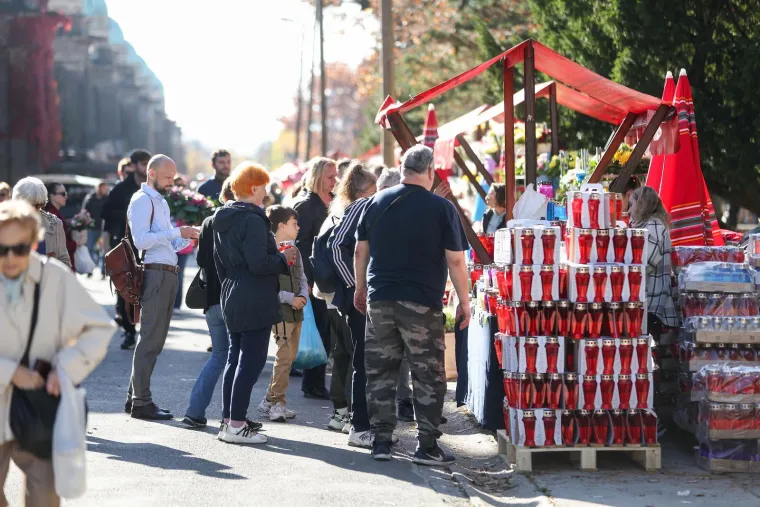 Nogometna lopta za Ćiru i bijeli buketi za Dražena Petrovića. Bandić i dalje bez spomenika