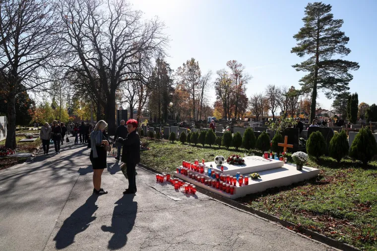 Nogometna lopta za Ćiru i bijeli buketi za Dražena Petrovića. Bandić i dalje bez spomenika