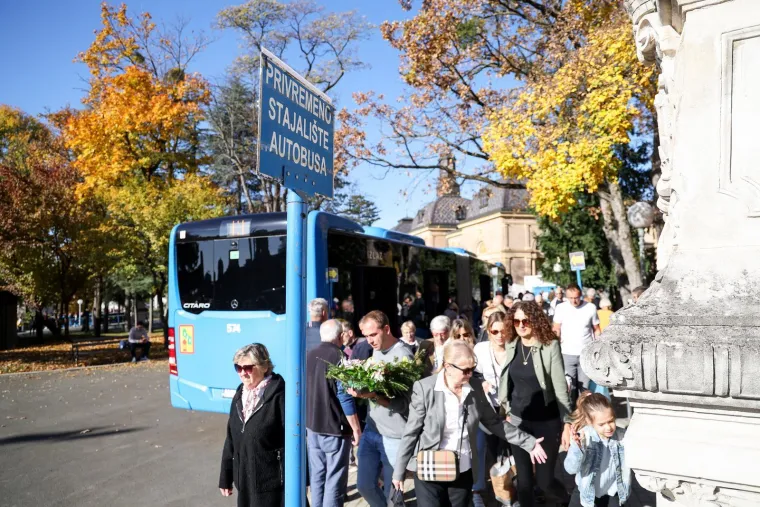 Nogometna lopta za Ćiru i bijeli buketi za Dražena Petrovića. Bandić i dalje bez spomenika