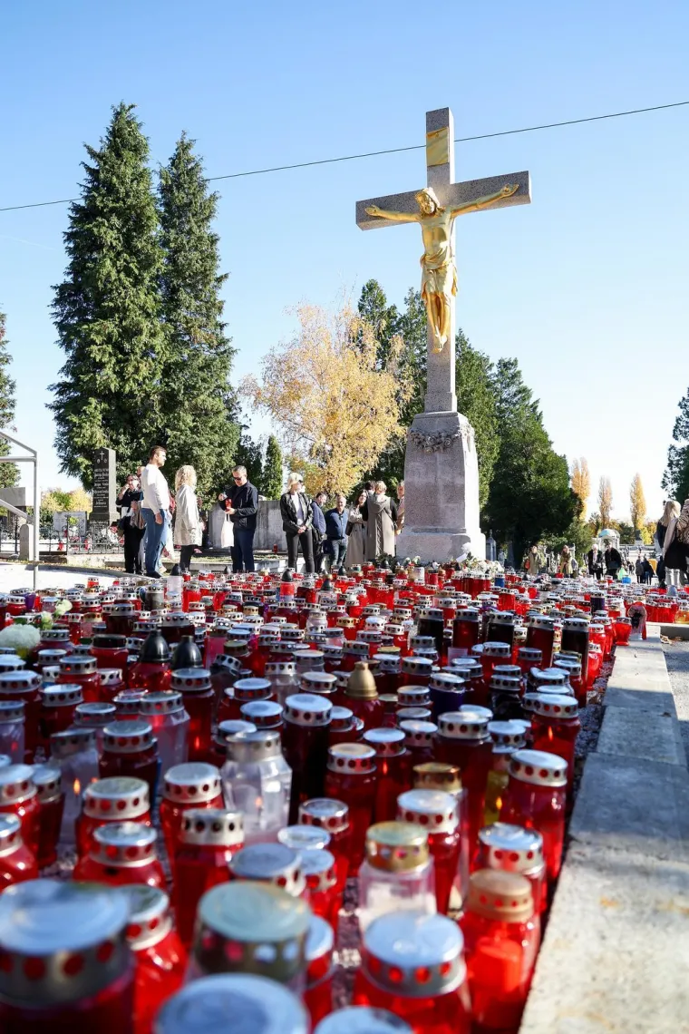 Nogometna lopta za Ćiru i bijeli buketi za Dražena Petrovića. Bandić i dalje bez spomenika