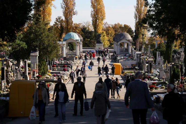 Nogometna lopta za Ćiru i bijeli buketi za Dražena Petrovića. Bandić i dalje bez spomenika