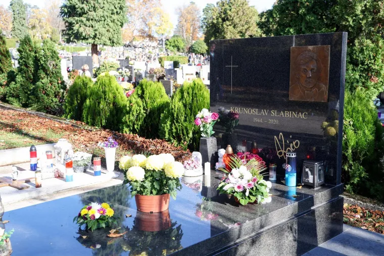 Nogometna lopta za Ćiru i bijeli buketi za Dražena Petrovića. Bandić i dalje bez spomenika