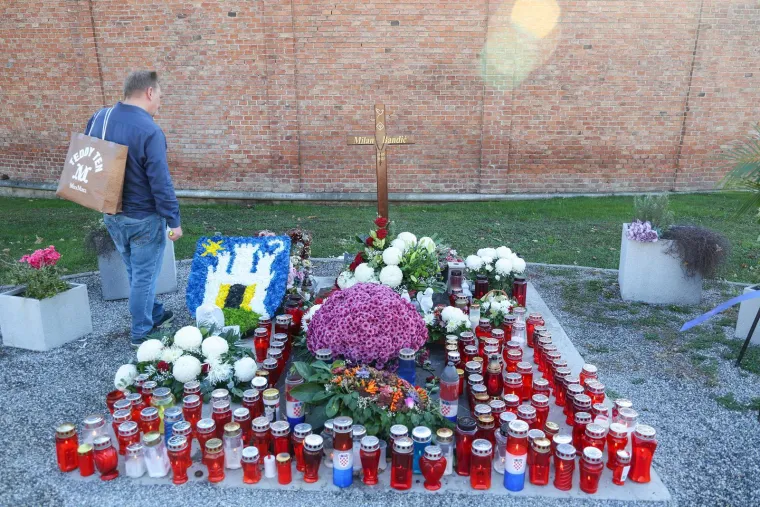 Nogometna lopta za Ćiru i bijeli buketi za Dražena Petrovića. Bandić i dalje bez spomenika