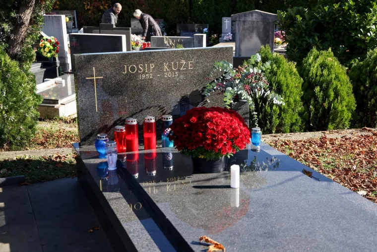 Nogometna lopta za Ćiru i bijeli buketi za Dražena Petrovića. Bandić i dalje bez spomenika