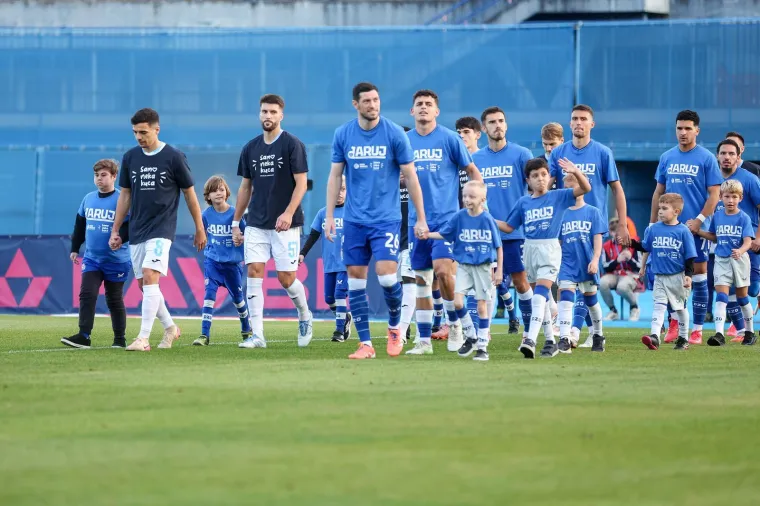 Srčana akcija na Maksimiru: Igrači Dinama i Rijeke razveselili mališane s 'nevidljivim' stanjem