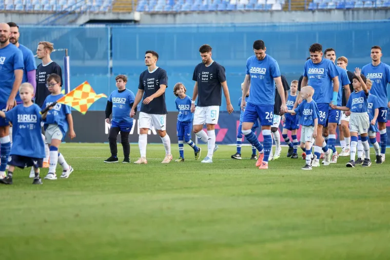 Srčana akcija na Maksimiru: Igrači Dinama i Rijeke razveselili mališane s 'nevidljivim' stanjem