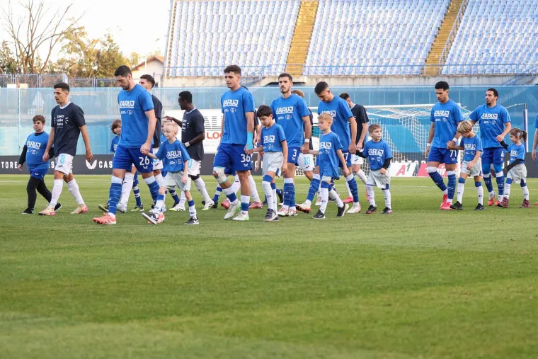 Srčana akcija na Maksimiru: Igrači Dinama i Rijeke razveselili mališane s 'nevidljivim' stanjem