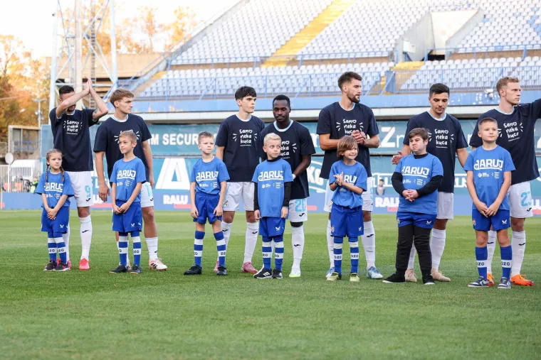 Srčana akcija na Maksimiru: Igrači Dinama i Rijeke razveselili mali&scaron;ane s 'nevidljivim' stanjem