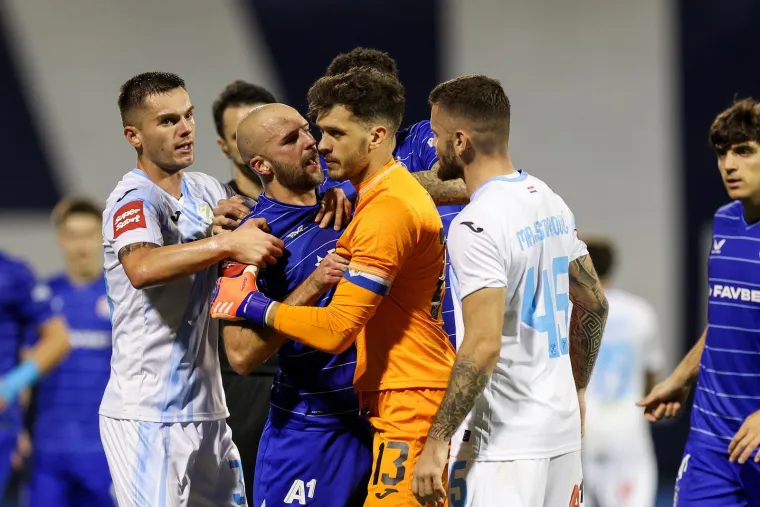 Pogledajte kaos! Kapetan Dinama dijelio šamare, a nije dobio crveni: Pala su dva igrača Rijeke