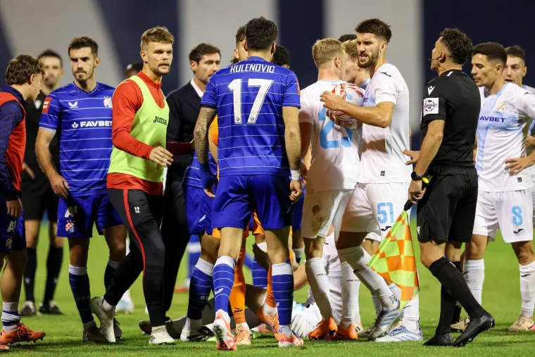 Pogledajte kaos! Kapetan Dinama dijelio šamare, a nije dobio crveni: Pala su dva igrača Rijeke