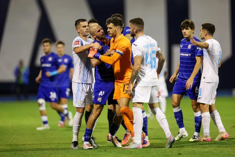 Pogledajte kaos! Kapetan Dinama dijelio šamare, a nije dobio crveni: Pala su dva igrača Rijeke