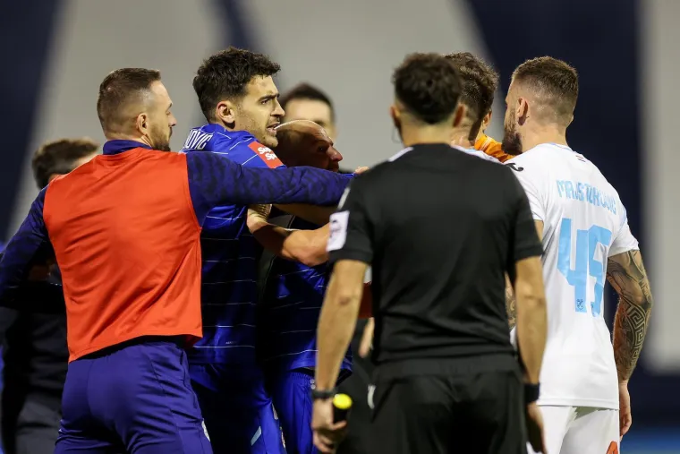 Pogledajte kaos! Kapetan Dinama dijelio šamare, a nije dobio crveni: Pala su dva igrača Rijeke