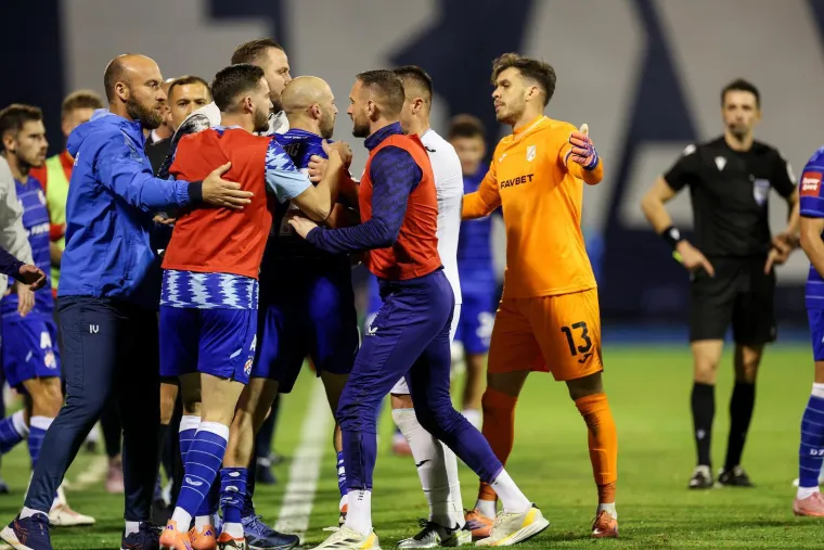 Pogledajte kaos! Kapetan Dinama dijelio šamare, a nije dobio crveni: Pala su dva igrača Rijeke