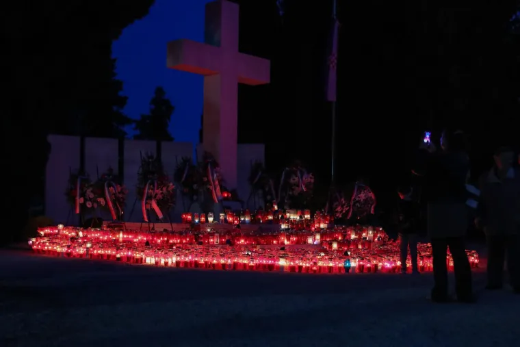Dirljivi prizori s groblja diljem Hrvatske i tisuće plamenova za one koji žive u srcima