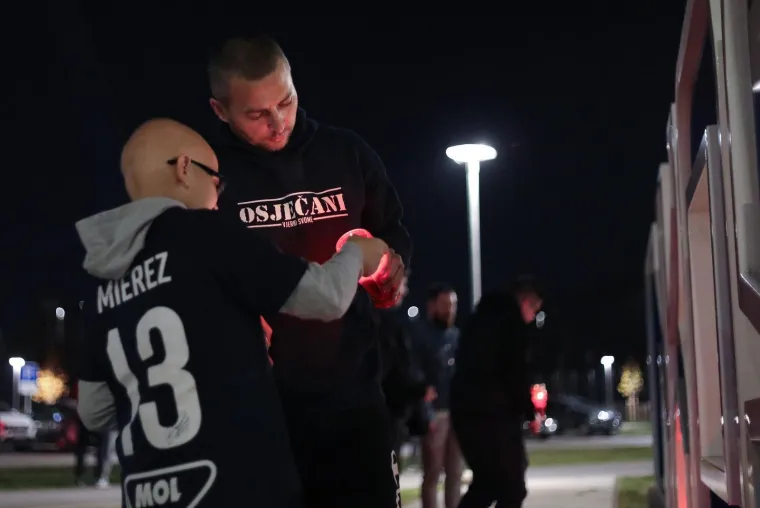 Navijači Osijeka pale svijeće ispred stadiona, igrači u karanteni: 'Za ono što je klub nekoć bio'