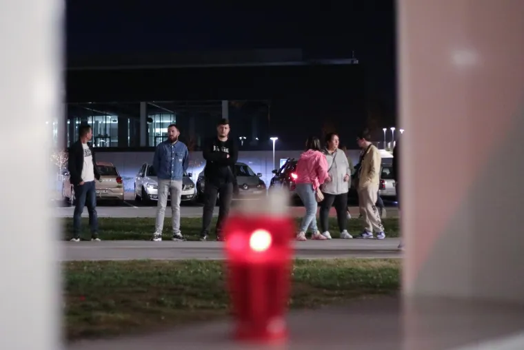 Navijači Osijeka pale svijeće ispred stadiona, igrači u karanteni: 'Za ono što je klub nekoć bio'