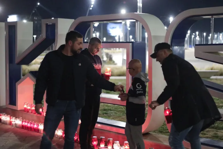 Navijači Osijeka pale svijeće ispred stadiona, igrači u karanteni: 'Za ono što je klub nekoć bio'