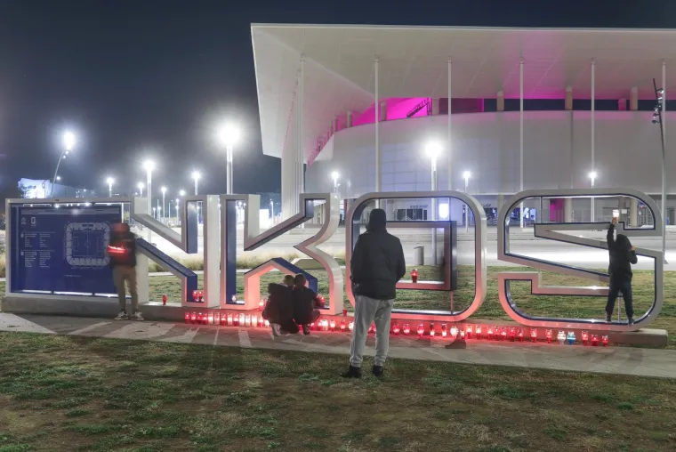 Navijači Osijeka pale svijeće ispred stadiona, igrači u karanteni: 'Za ono što je klub nekoć bio'