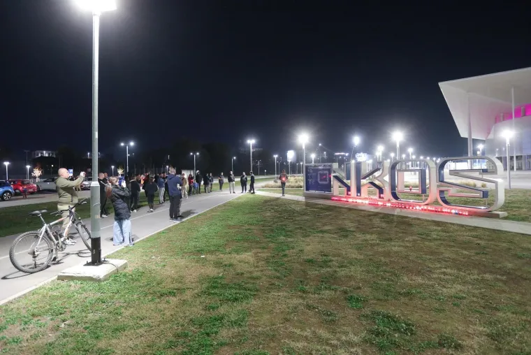 Navijači Osijeka pale svijeće ispred stadiona, igrači u karanteni: 'Za ono što je klub nekoć bio'