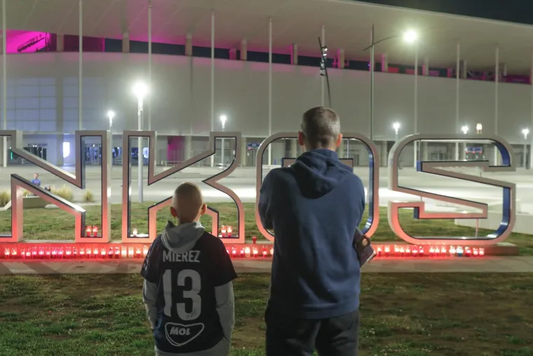 Navijači Osijeka pale svijeće ispred stadiona, igrači u karanteni: 'Za ono što je klub nekoć bio'