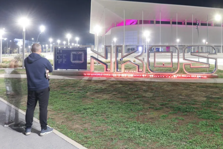 Navijači Osijeka pale svijeće ispred stadiona, igrači u karanteni: 'Za ono &scaron;to je klub nekoć bio'