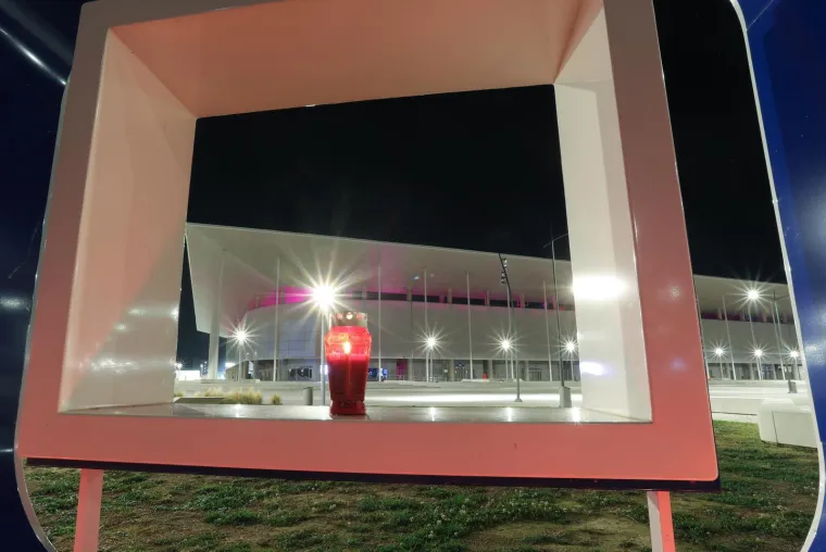 Navijači Osijeka pale svijeće ispred stadiona, igrači u karanteni: 'Za ono &scaron;to je klub nekoć bio'