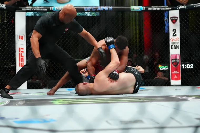 Ovo još nije viđeno: Borilački svijet bruji o tome što se dogodilo u Delijinom UFC meču