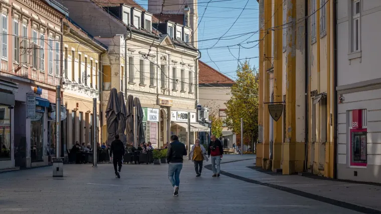 Svi su gledali u nju: Dama u narančastom zasjala na čakovečkoj &scaron;pici
