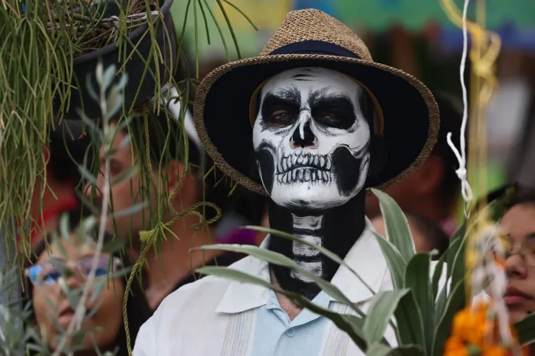 Šarena povorka: Zombiji, kosturi i vještice prošetali po ulicama prije nego što su otišli na groblje