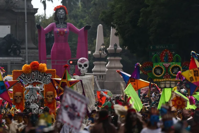 Šarena povorka: Zombiji, kosturi i vještice prošetali po ulicama prije nego što su otišli na groblje