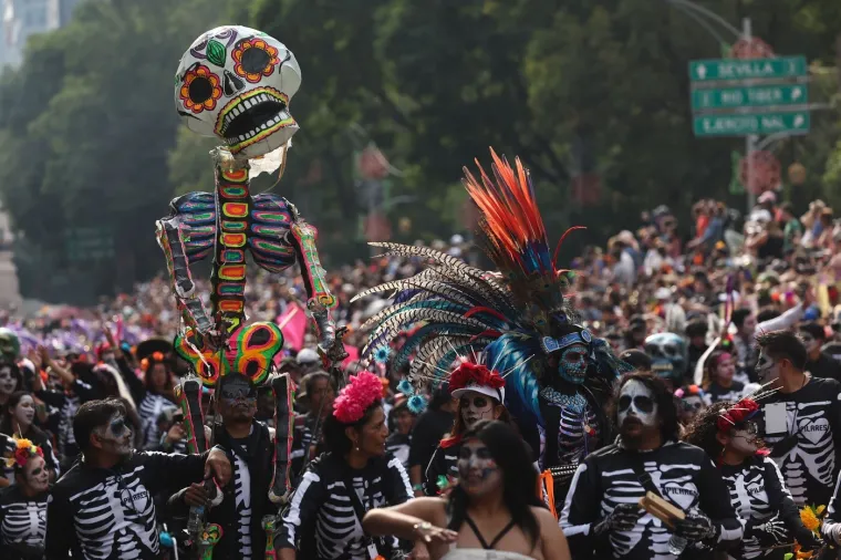 Šarena povorka: Zombiji, kosturi i vještice prošetali po ulicama prije nego što su otišli na groblje