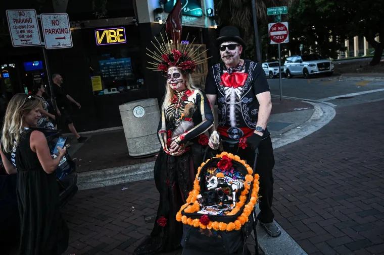 &Scaron;arena povorka: Zombiji, kosturi i vje&scaron;tice pro&scaron;etali po ulicama prije nego &scaron;to su oti&scaron;li na groblje