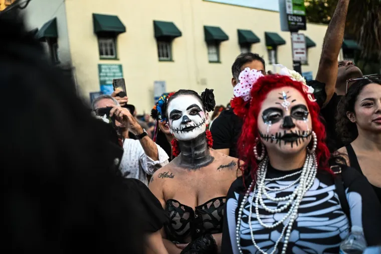 &Scaron;arena povorka: Zombiji, kosturi i vje&scaron;tice pro&scaron;etali po ulicama prije nego &scaron;to su oti&scaron;li na groblje