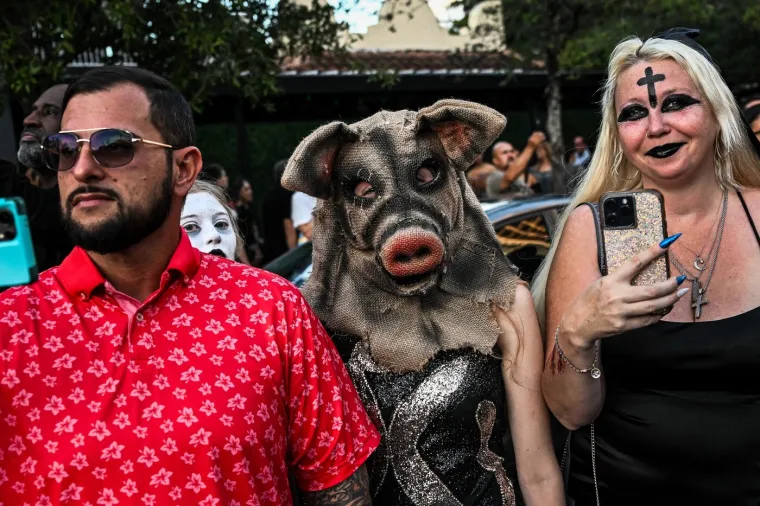 &Scaron;arena povorka: Zombiji, kosturi i vje&scaron;tice pro&scaron;etali po ulicama prije nego &scaron;to su oti&scaron;li na groblje