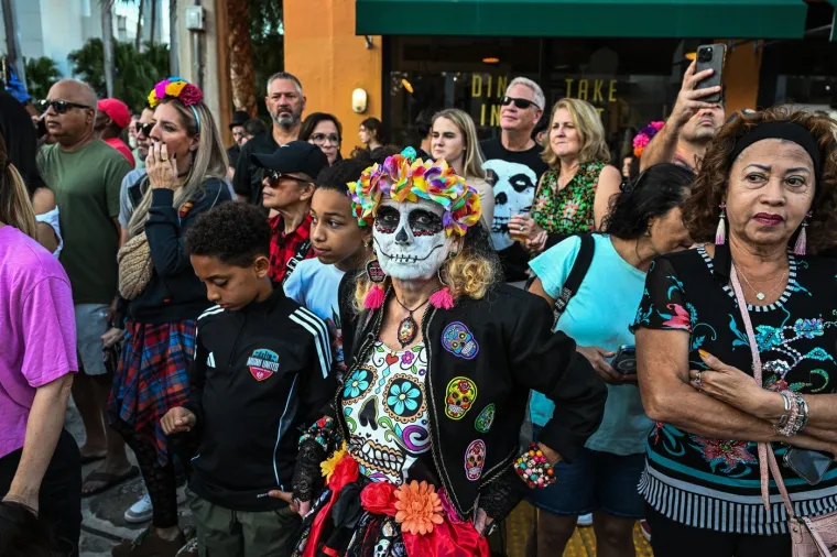&Scaron;arena povorka: Zombiji, kosturi i vje&scaron;tice pro&scaron;etali po ulicama prije nego &scaron;to su oti&scaron;li na groblje