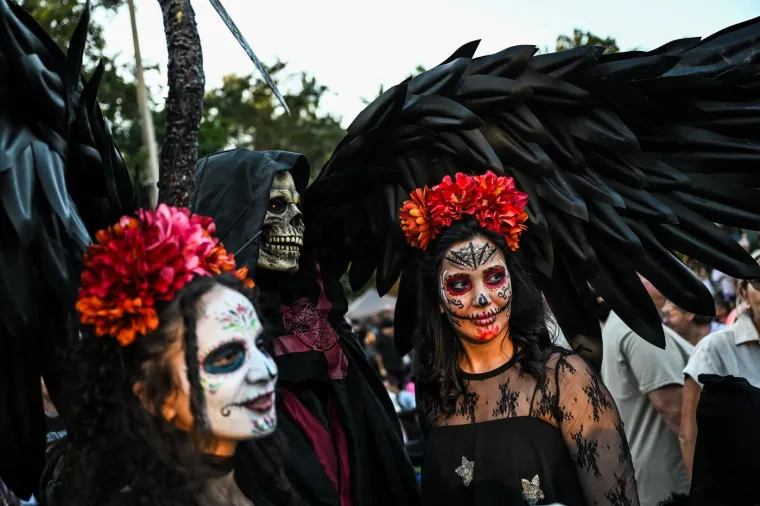 &Scaron;arena povorka: Zombiji, kosturi i vje&scaron;tice pro&scaron;etali po ulicama prije nego &scaron;to su oti&scaron;li na groblje