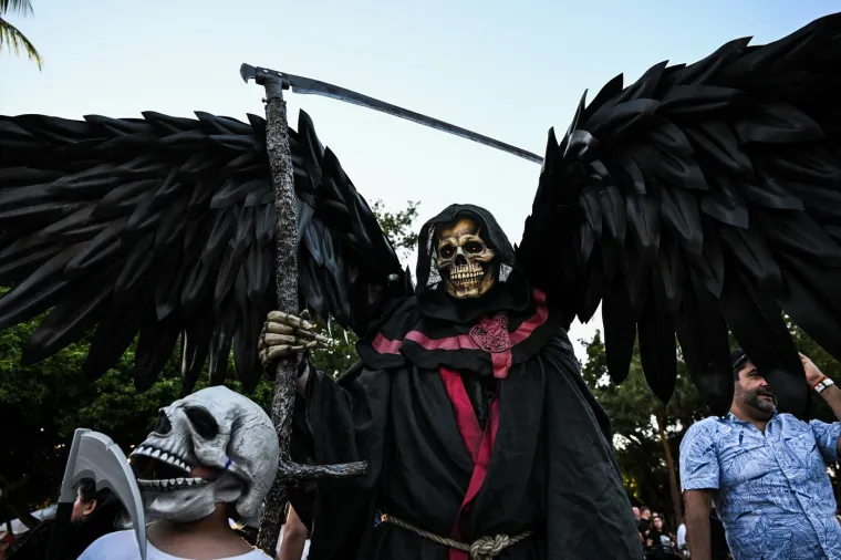 &Scaron;arena povorka: Zombiji, kosturi i vje&scaron;tice pro&scaron;etali po ulicama prije nego &scaron;to su oti&scaron;li na groblje